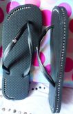 Chinelo preto tira preta c/ strass e piercing cód.005