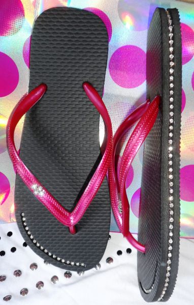 Chinelo Preto tira pink c/ strass e piercing cód.004