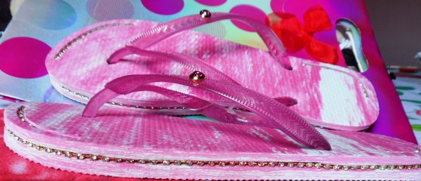 Chinelo rosa tira rosa e transp c/ strass e piercing cód.007