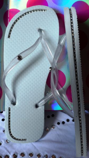 Chinelo branco c/ tira transparent strass e piercing cód.003