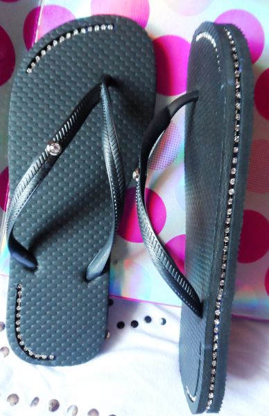 Chinelo preto tira preta c/ strass e piercing cód.005