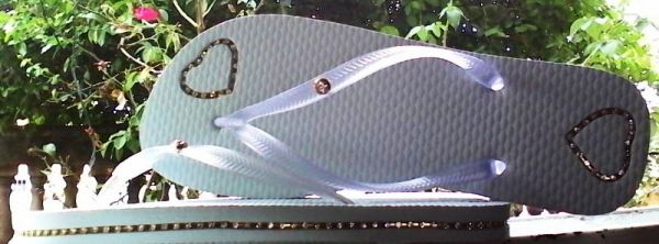 Chinelo branco tira transparent c/ strass e piercing cód.002