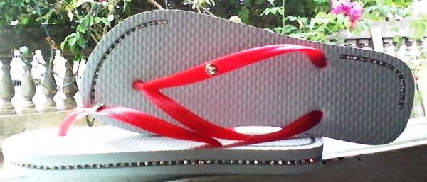 Chinelo branco c/ tira vermelha c/ strass e piercing cód.001